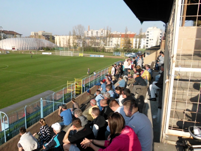 Sport utcai stadionin vierassektio BKV Elören ja Csepelin välisessä sarjaottelussa keväällä 2014.