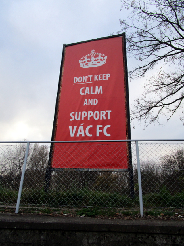Don't keep calm and support Vác FC. Stadionilla toimittiin lähinnä päinvastoin.